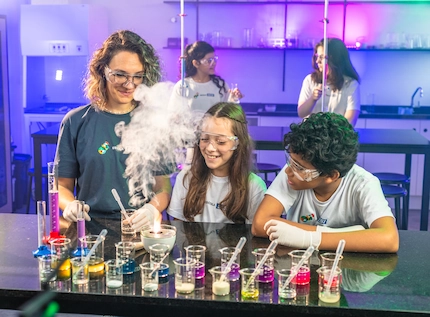 Imagem da professora e os alunos na sala se química