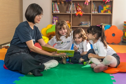 Professora lendo um livro para as crianças