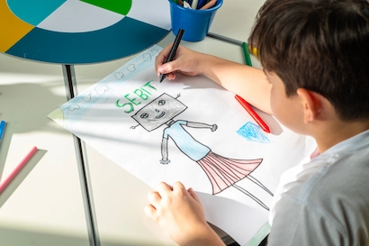 Imagem de uma criança desenhando