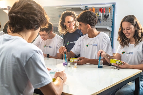 Professora e alunos na sala de química