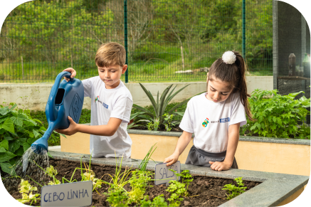 Crianças Plantando